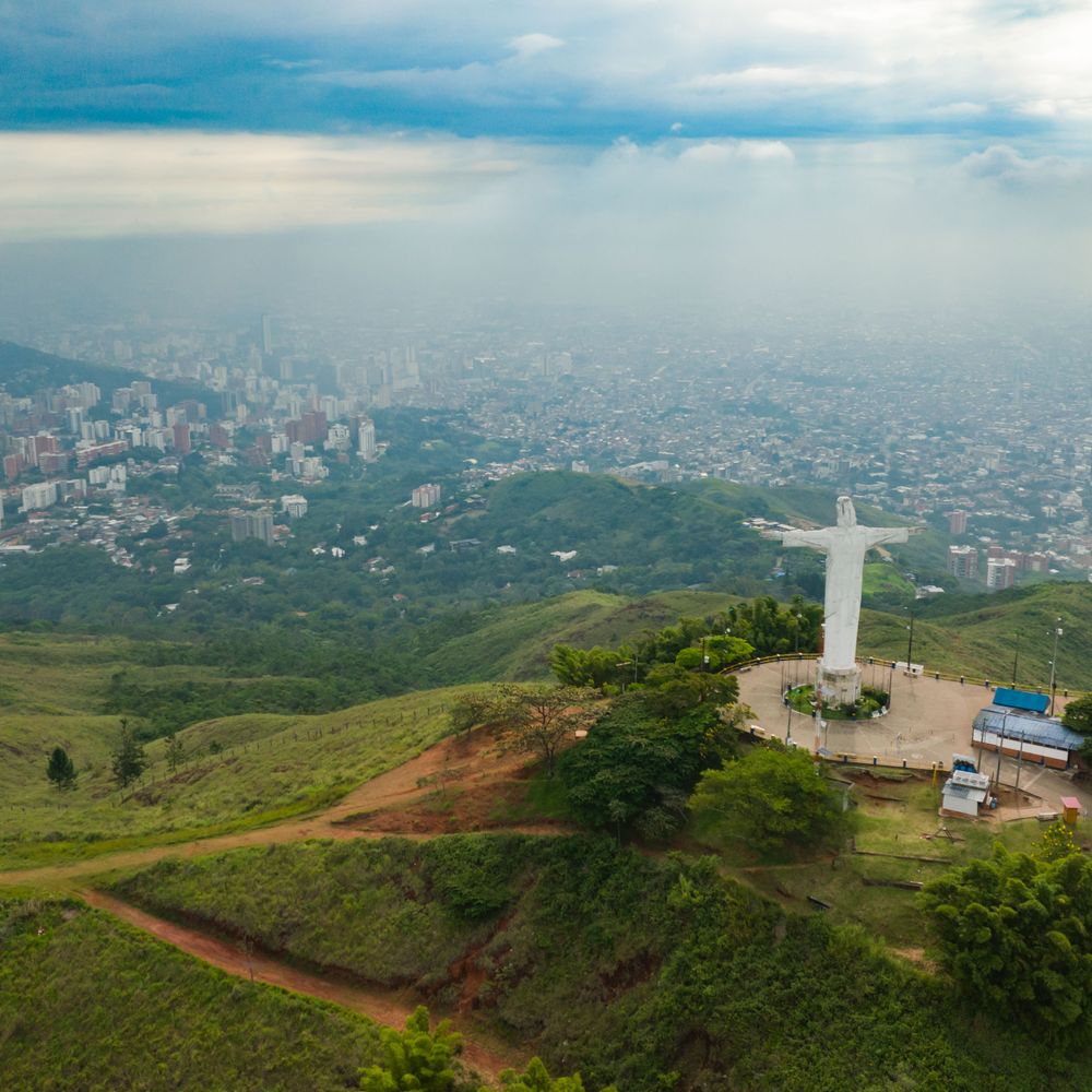 Vista aérea del Cristo Rey sobre la ciudad de Cali