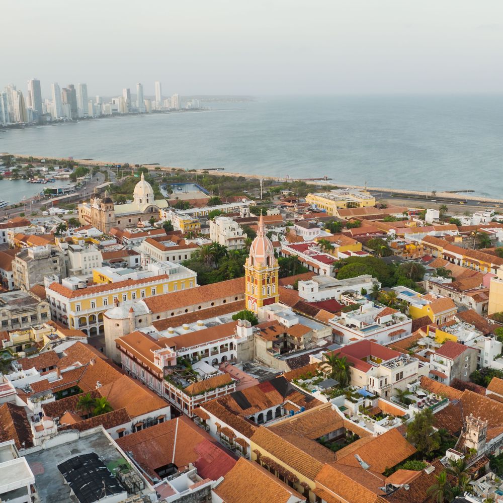 Vista aérea del centro histórico de Cartagena y el mar Caribe