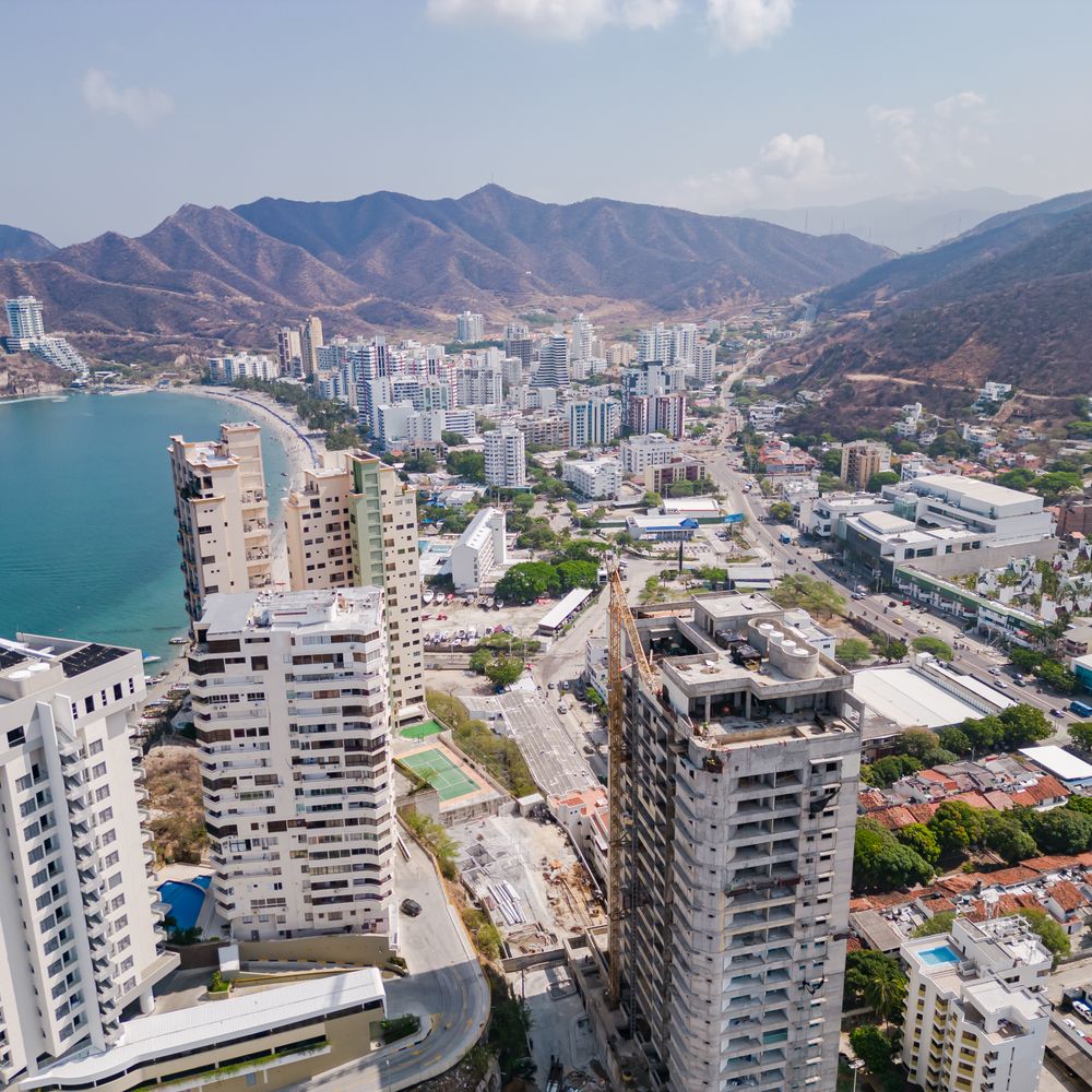 Vista aérea de Santa Marta, su bahía y las montañas