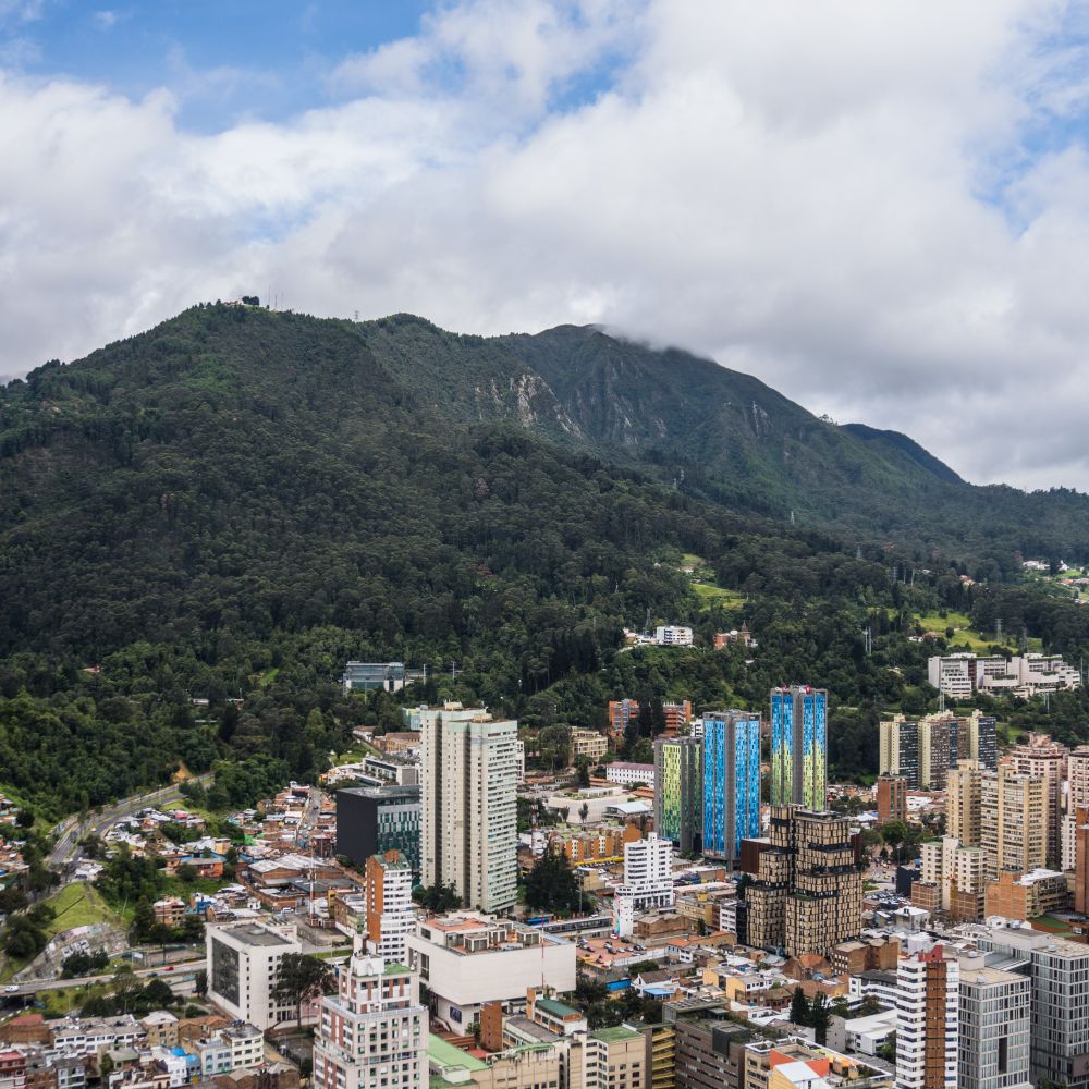 Vista de Bogotá con los cerros orientales al fondo