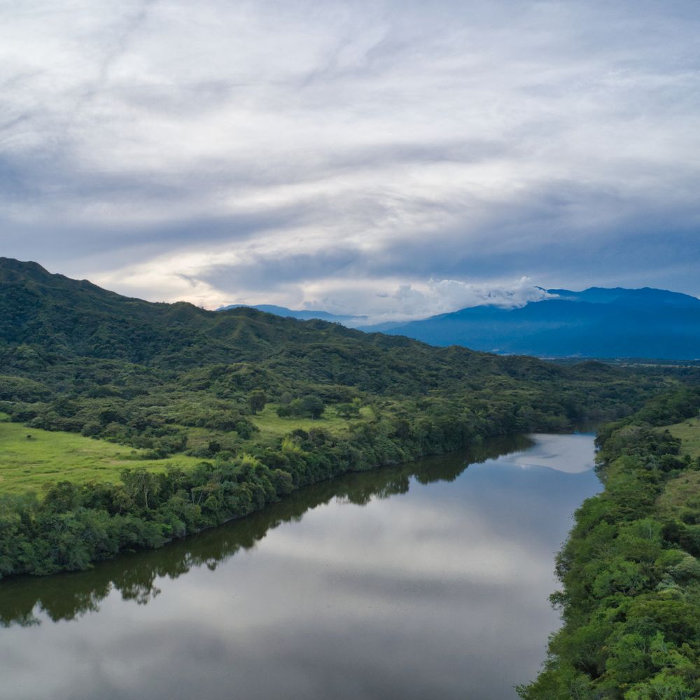 Río y montañas en Ibagué, Tolima
