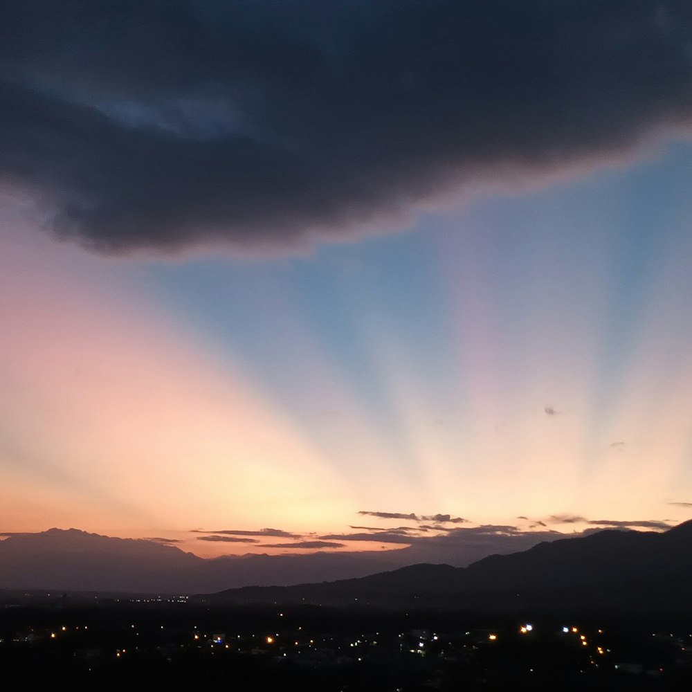 Atardecer sobre Villavicencio con la cordillera al fondo