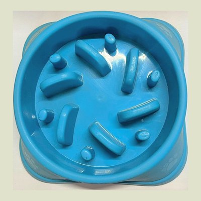 Empaque individual sellado al vacío de comida cocida para perro con etiqueta azul, visto de frente sobre fondo azul rey