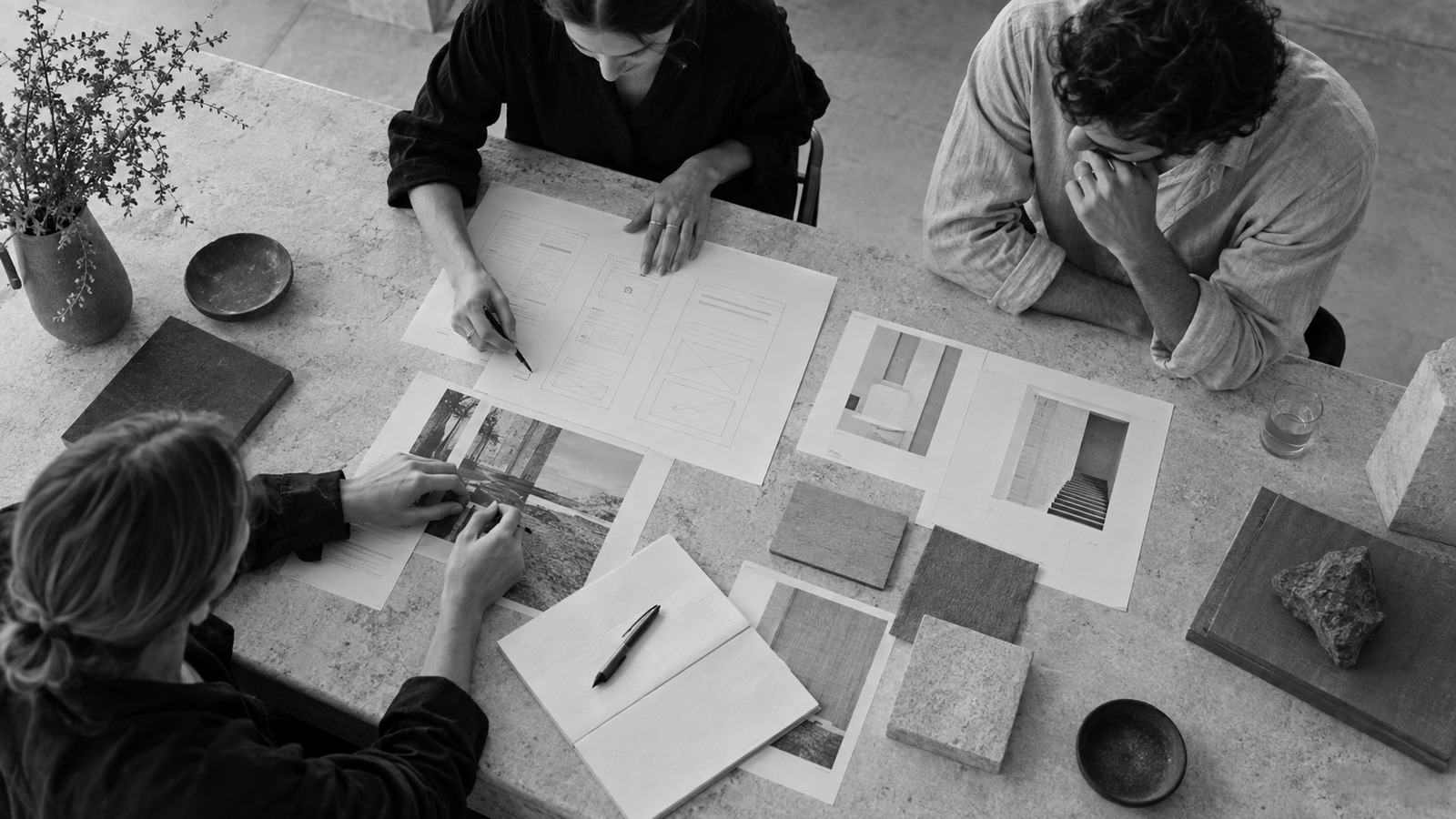 Equipo revisando ideas alrededor de una mesa