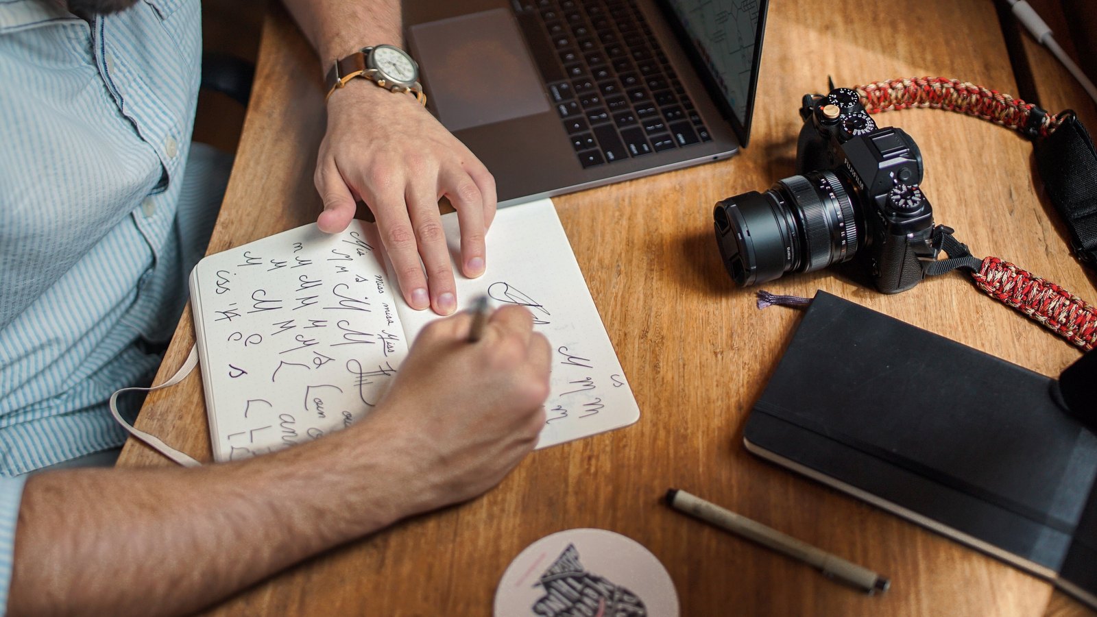 Portátil con código abierto sobre un escritorio de trabajo