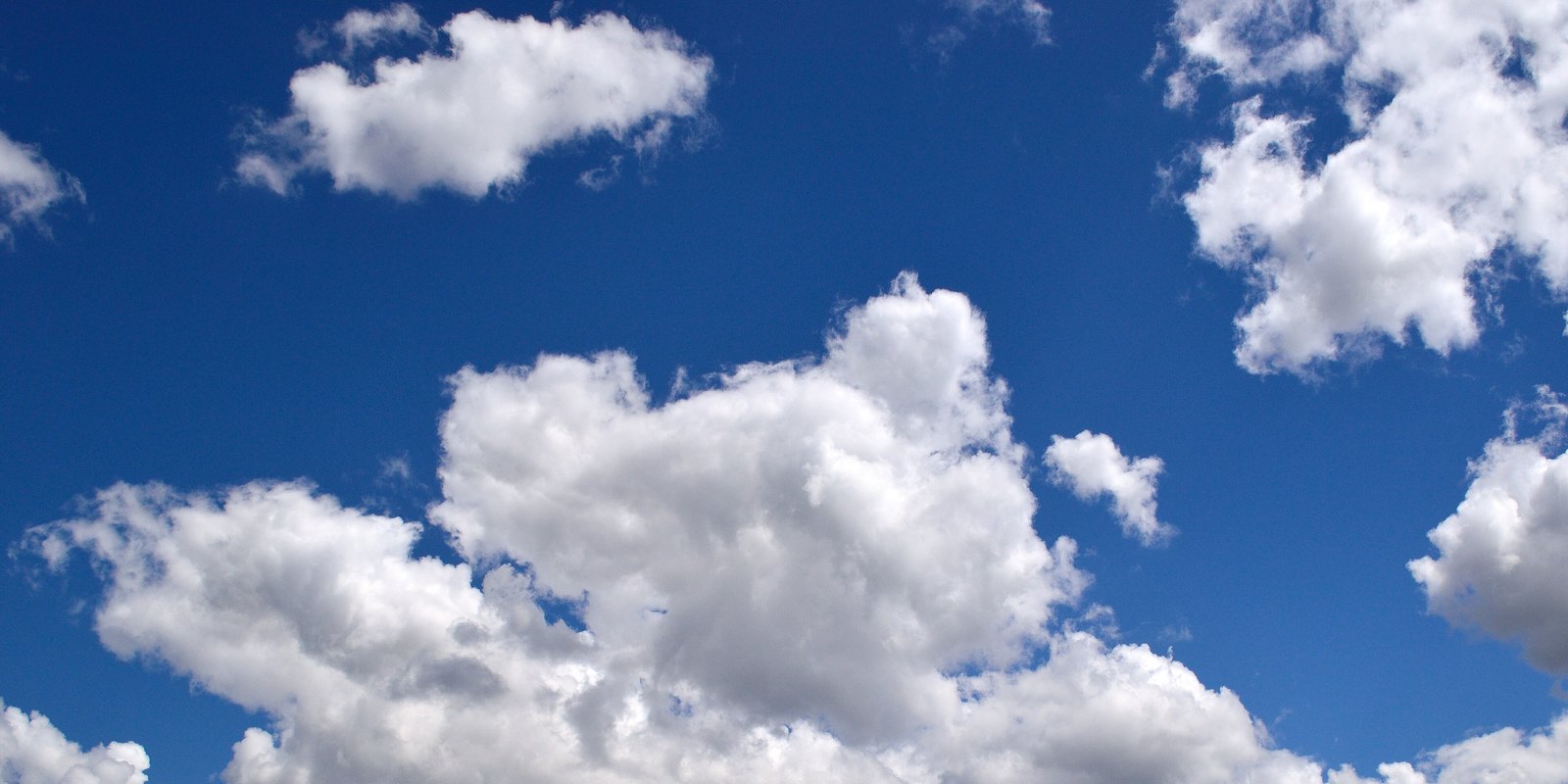 Cielo azul profundo con una franja de nubes blancas en la parte baja del encuadre, sin objetos
