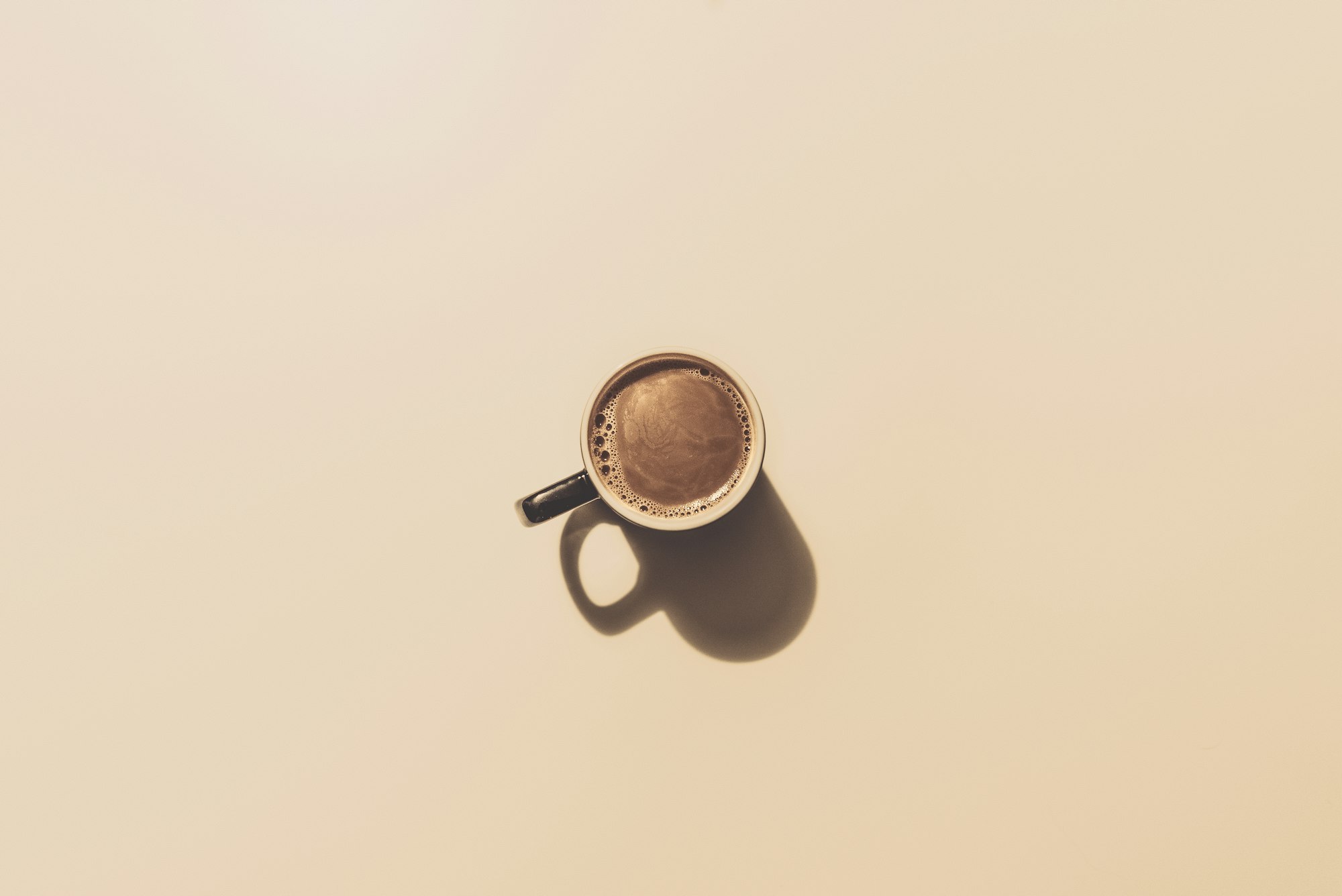 Mesa de café con tazas y cuaderno
