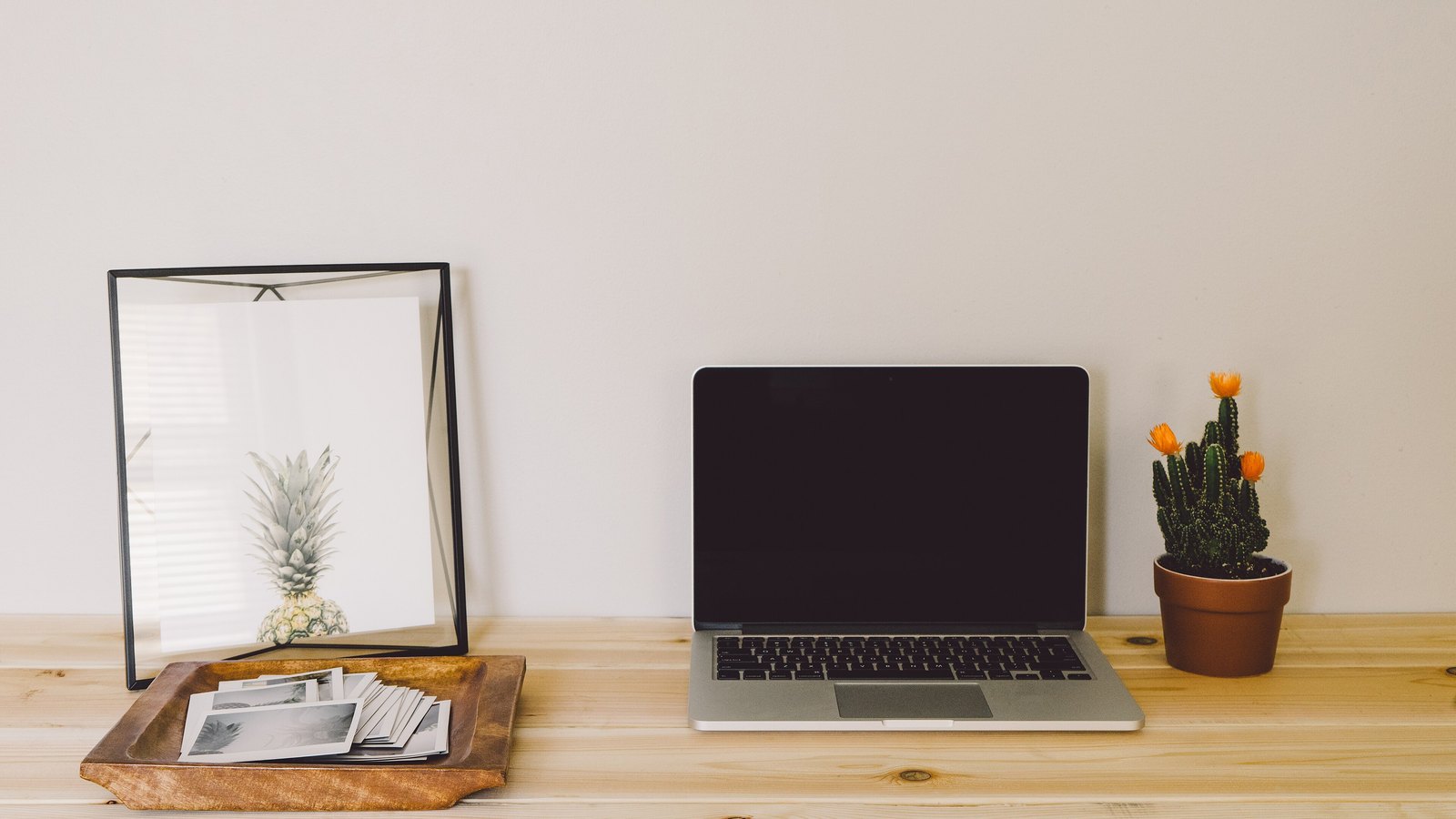 Portátil con código abierto sobre un escritorio de trabajo