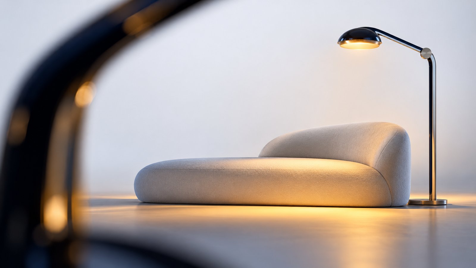 Sala de estar iluminada con lámparas de luz cálida al anochecer