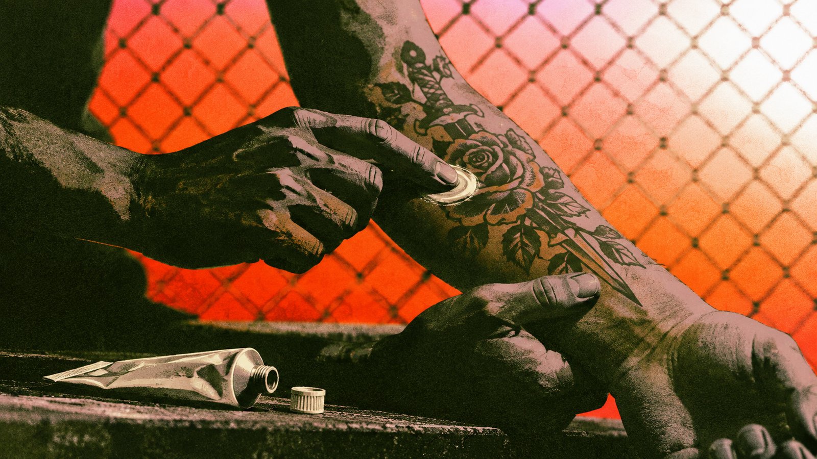 Manos aplicando crema sobre un tatuaje reciente