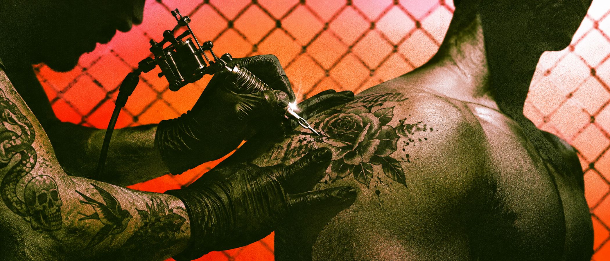 Artista cubriendo un tatuaje antiguo con tinta negra